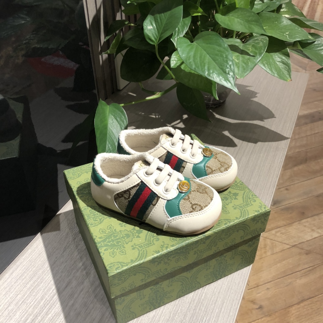 Children's shoes child